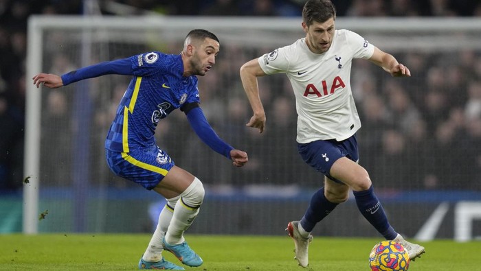 Tottenhams Ben Davies, right, is challenged by Chelseas Hakim Ziyech during the English Premier League soccer match between Chelsea and Tottenham Hotspur at Stamford Bridge stadium in London, England, Sunday, Jan. 23, 2022. (AP Photo/Kirsty Wigglesworth)