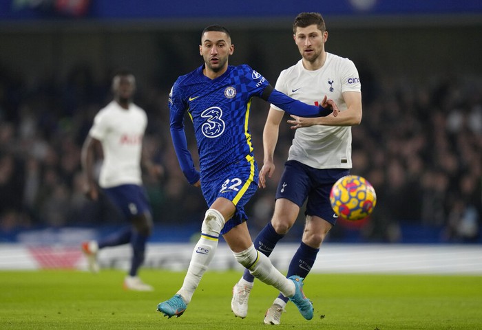 Chelseas Hakim Ziyech, left, is challenged by Tottenhams Ben Davies during the English Premier League soccer match between Chelsea and Tottenham Hotspur at Stamford Bridge stadium in London, England, Sunday, Jan. 23, 2022. (AP Photo/Kirsty Wigglesworth)