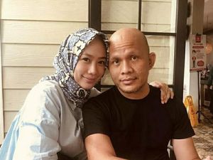 Viral Video Istri Setia Temani Harry Pantja Usai 3 Kali Stroke Viral Video Istri Setia Temani Harry Pantja Usai 3 Kali Stroke