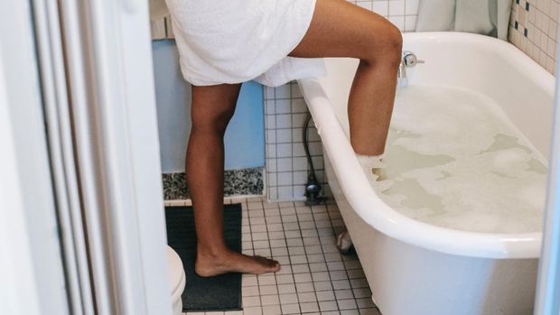 Ilustrasi mandi membasahi kaki dan lengan terlebih dahulu