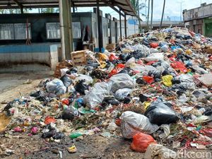 Penampakan Gunungan Sampah di Pasar Sehat Cileunyi, 6 Bulan Diabaikan Penampakan Gunungan Sampah di Pasar Sehat Cileunyi, 6 Bulan Diabaikan