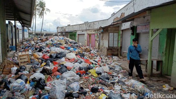 Sampah di Pasar Sehat Cileunyi Dibiarkan Sampai 6 Bulan. Sehat ?