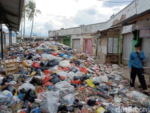Sampah di Pasar Sehat Cileunyi Dibiarkan Sampai 6 Bulan. Sehat ?