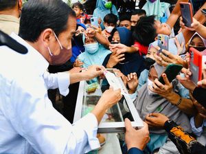 Jokowi Beri Bantuan Tunai Pada Pedagang Pasar Baru Tanjung Enim
