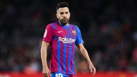 Posisi bek sayap juga diisi oleh dua rekannya di Barcelona. Untuk bek kiri, Pedri memilih Jordi Alba. Foto: Getty Images/David Ramos