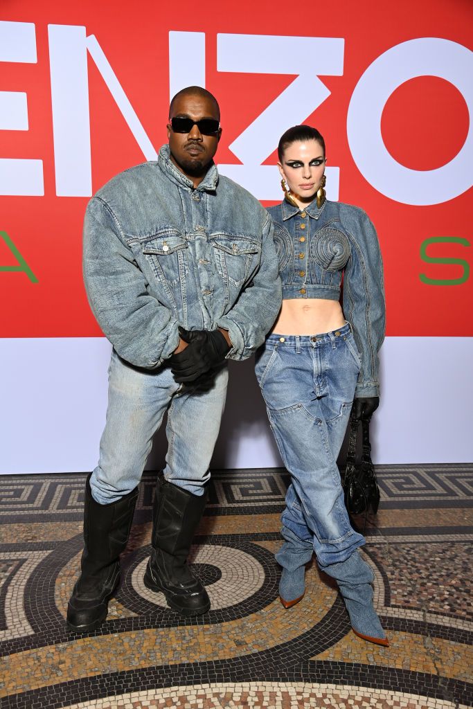 Kanye West dan Julia Fox di fashion show Kenzo Paris Fashion Week.