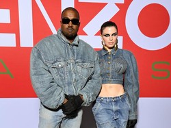 Debut Kanye West dan Julia Fox Sebagai Sejoli di Red Carpet, Serasi Berdenim