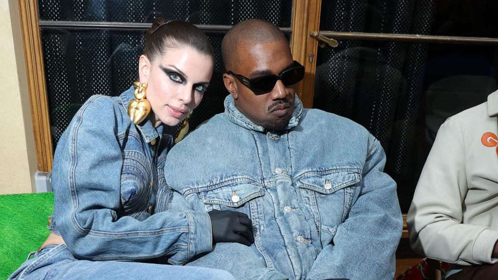 9 Gaya Serasi Kanye West dan Julia Fox, Pamer Mesra di Paris Fashion Week