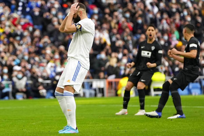 Real Madrids Karim Benzema reacts after he failed top score during a Spanish La Liga soccer match between Real Madrid and Elche at the Bernabeu stadium in Madrid, Spain, Sunday, Jan. 23, 2022. (AP Photo/Manu Fernandez)