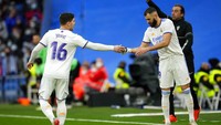 Celaka buat Benzema, di awal babak kedua dirinya ditarik keluar karena cedera hamstring (AP/Manu Fernandez)