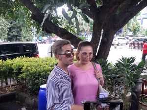 Emma Waroka dan Kim Hwat Lapor Polisi Usai Akun Medsos di-Banned Emma Waroka dan Kim Hwat Lapor Polisi Usai Akun Medsos di-Banned