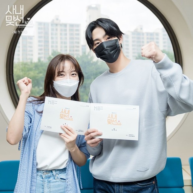 Kim Se Jeong dan Ahn Hyo Seob dalam pembacaan naskah drama