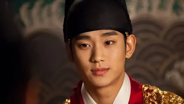 Kim Soo Hyun berperan sebagai tokoh raja