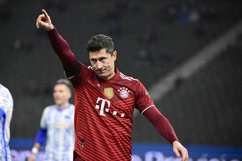 Bayern Munich's Polish forward Robert Lewandowski reacts during the German first division Bundesliga football match between Hertha Berlin and Bayern Munich in Berlin on January 23, 2022. (Photo by Tobias SCHWARZ / AFP) / DFL REGULATIONS PROHIBIT ANY USE OF PHOTOGRAPHS AS IMAGE SEQUENCES AND/OR QUASI-VIDEO