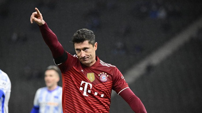 Bayern Munichs Polish forward Robert Lewandowski reacts during the German first division Bundesliga football match between Hertha Berlin and Bayern Munich in Berlin on January 23, 2022. (Photo by Tobias SCHWARZ / AFP) / DFL REGULATIONS PROHIBIT ANY USE OF PHOTOGRAPHS AS IMAGE SEQUENCES AND/OR QUASI-VIDEO