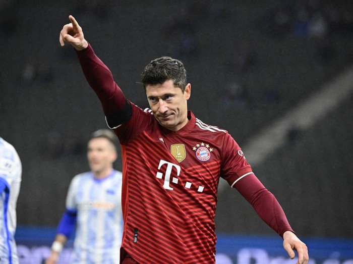 Bayern Munich's Polish forward Robert Lewandowski reacts during the German first division Bundesliga football match between Hertha Berlin and Bayern Munich in Berlin on January 23, 2022. (Photo by Tobias SCHWARZ / AFP) / DFL REGULATIONS PROHIBIT ANY USE OF PHOTOGRAPHS AS IMAGE SEQUENCES AND/OR QUASI-VIDEO