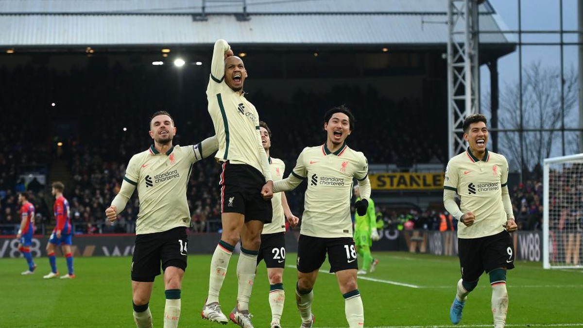Fabinho merayakan gol ketiga Liverpool bersama rekan-rekannya. Foto: Getty Images/Mike Hewitt