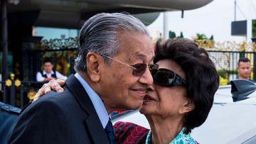 Kisah Cinta 70 Tahun Mahathir Mohamad dan Siti Hasmah, Kini Dipisahkan Maut