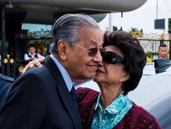 Kisah Cinta 70 Tahun Mahathir Mohamad dan Siti Hasmah, Kini Dipisahkan Maut