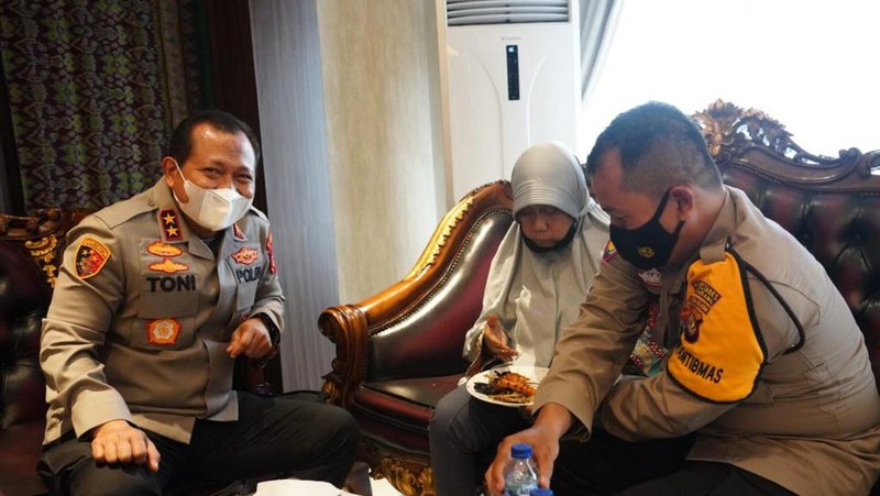 Kapolda Sumsel Bertemu Mak Unah yang Tinggal di Rumah Reyot