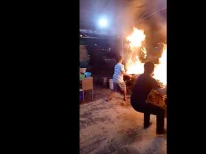 Masak Kwetiau, Penjual Ini Bikin Atraksi Api Bentuk Naga yang Heboh