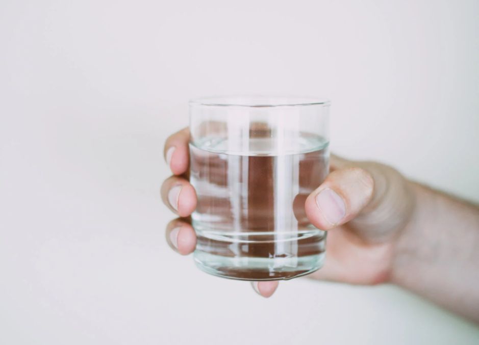 Minum Air Putih dan Tetap Terhidrasi