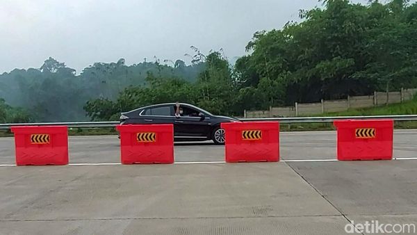 Momen Ridwan Kamil Jajal Tol Cisumdawu