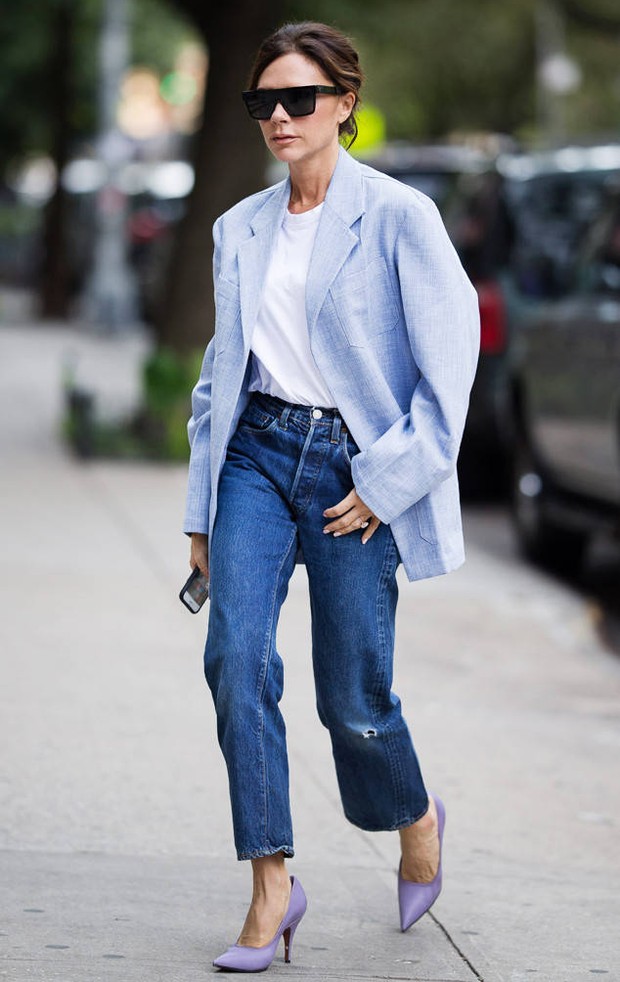 gaya formal dan santai mengenakan oversized blazer dan boyfriend jeans