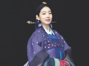 Park Shin Hye Menikah, Unggah Foto Kocak Bareng Suami Pakai Baju Tradisional Park Shin Hye Menikah, Unggah Foto Kocak Bareng Suami Pakai Baju Tradisional