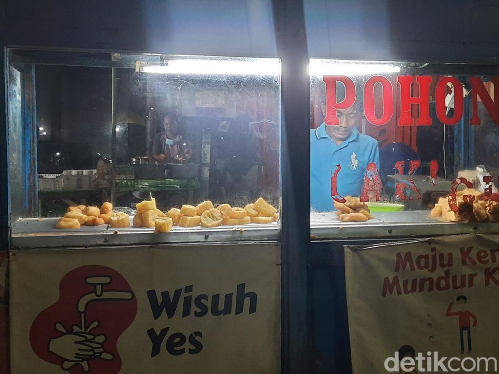 Saat Penjual Gorengan di Surabaya Tak Ambil Pusing soal Harga Minyak Goreng