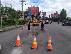 Gercep! Lubang Menganga di Jalan Masuk Kota Solo Langsung Ditambal