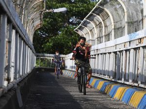 Bocah di Jati Asih Bekasi Terjatuh ke Tol Usai Bersandar Pagar Pembatas JPO