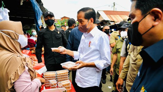 Presiden Joko Widodo (Jokowi) membagikan bantuan tunai kepada para pedagang di pasar di Pasar Baru Tanjung Enim di Kabupaten Muara Enim. (Biro Pers Sekretariat Presiden/Laily Rachev)