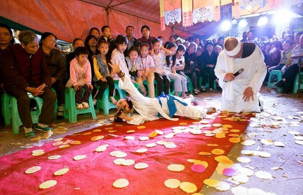 Seorang professional mourner dalam acara duka di Cina