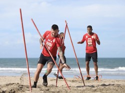 Jeda FIFA Matchday, PSS Sleman Genjot Fisik Pemain di Pantai Kuta