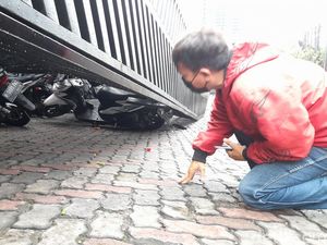 Ringsek! Puluhan Sepeda Motor Tertimpa Baliho 30 Meter di Bogor