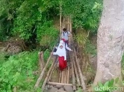 Demi Sekolah, Murid SD Bertaruh Nyawa Seberangi Jembatan Reyot di Cianjur