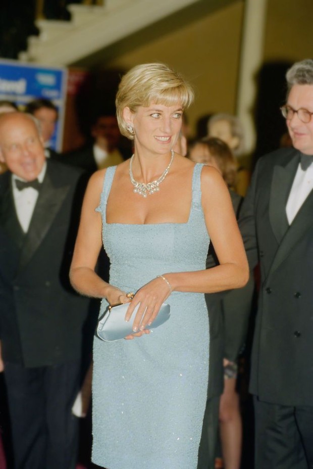 Putri Diana memakai dress rancangan desainer Jacques Azagury