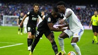 Di babak pertama, Real Madrid dapat penalti ketika Vinicius jatuhkan di kotak terlarang. Benzema maju sebagai algojo (AP/Manu Fernandez)