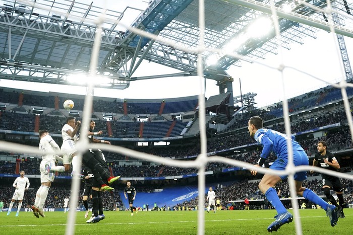 Real Madrid vs Elche Real Madrid's Eder Militao, third left, heads the ball to score the equalising goal during a Spanish La Liga soccer match between Real Madrid and Elche at the Bernabeu stadium in Madrid, Spain, Sunday, Jan. 23, 2022. (AP Photo/Manu Fernandez)