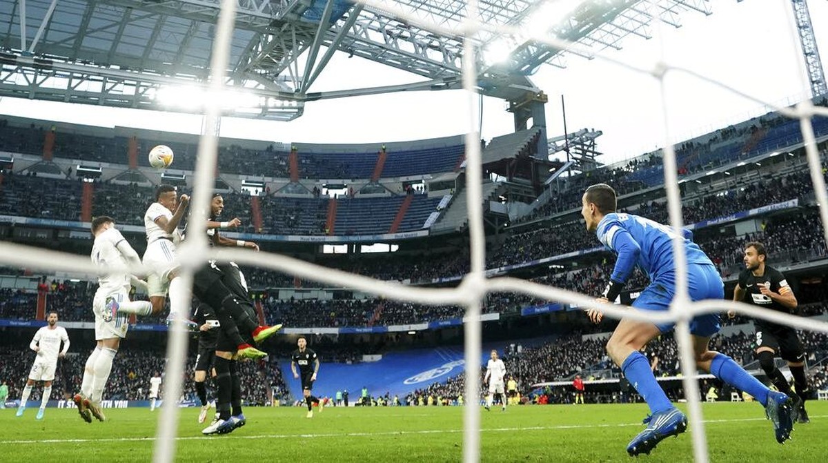 Real Madrid imbang 2-2 lawan Elche setelah sempat tertinggal dua gol lebih dulu (Foto: AP/Manu Fernandez)