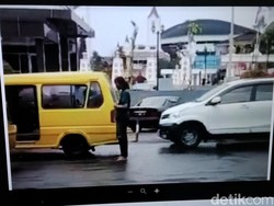 Viral Pria Salat di Tengah Jalan Dekat Pendopo Kota Sukabumi