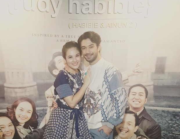 Reza beradu akting dengan Chelsea Islan dalam film Rudy Habibie.