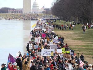Ribuan Warga AS Protes Wajib Vaksin COVID-19