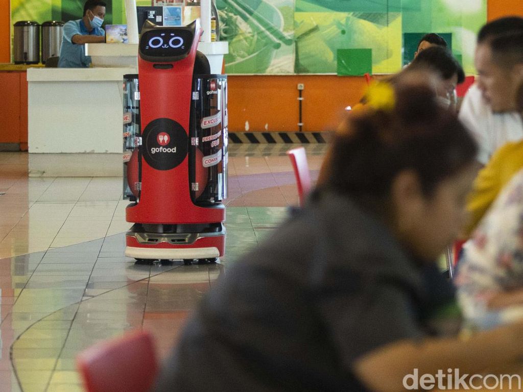 Robot Pengantar Makanan Ini Wara-wiri di Mal Jakarta