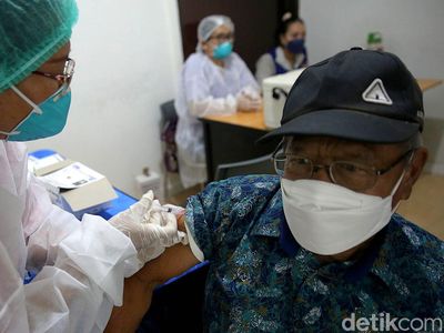 Saat Lansia di Jakarta Ramai-ramai Disuntik Vaksin Booster