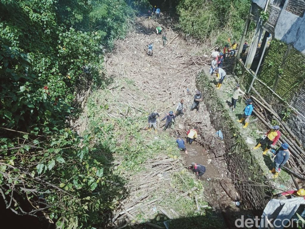 Ngeri! Sampah di Sungai Wonggo Klaten Menggunung-Bahayakan Jembatan