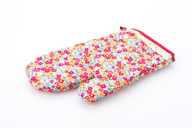 Sarung Tangan Oven Berwarna Merah dan Bermotif/Foto: Freepik/lifeforstock Sarung Tangan Oven Berwarna Merah dan Bermotif