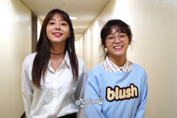 Seol In Ah dan Kim Se Jeong di balik layar Hello Counselor sebagai tamu.