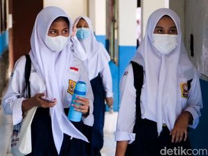 Eks Petinggi WHO Sarankan RI Evaluasi PTM di Medan Perang COVID-19 Eks Petinggi WHO Sarankan RI Evaluasi PTM di Medan Perang COVID-19